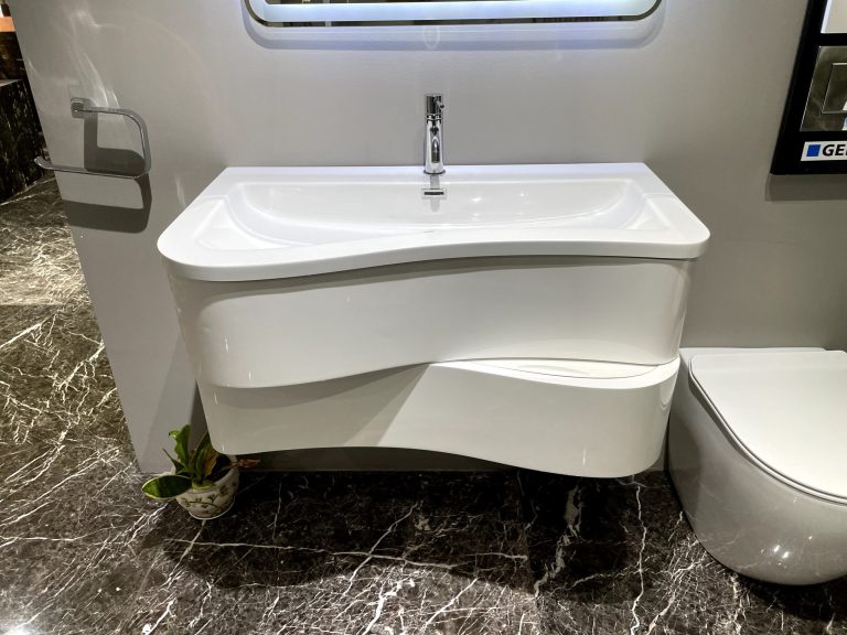 Alexander-R Rimless back to wall floor pan
