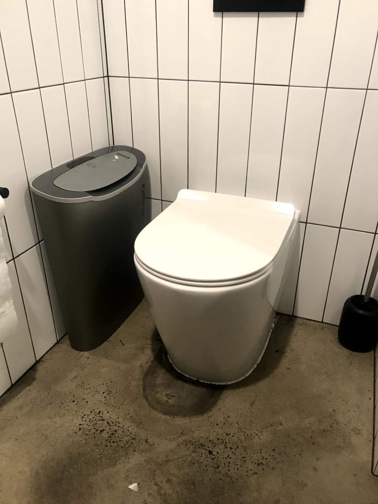 Flay-R Rimless back to wall floor pan