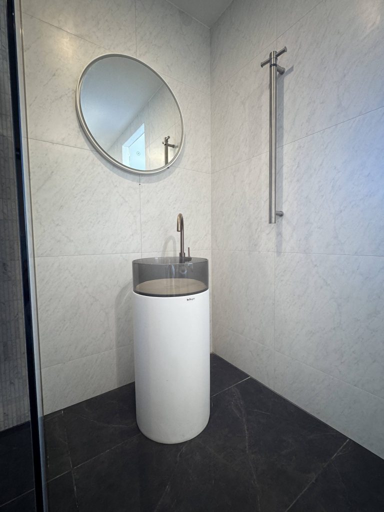 Hilton pedestal basin